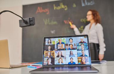 Pedagog prezentuje u tabule, telefon ho snímá, notebook má u sebe a může komunikovat se studenty