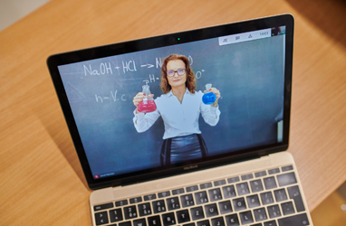 Pedagog dělá chemické pokusy, telefon ho snímá, notebook má u sebe a může komunikovat se studenty